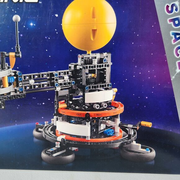 42179 LEGO Technic Planet Earth Moon Sun in Orbit Building Set Outer Space Solar - Picture 8 of 15
